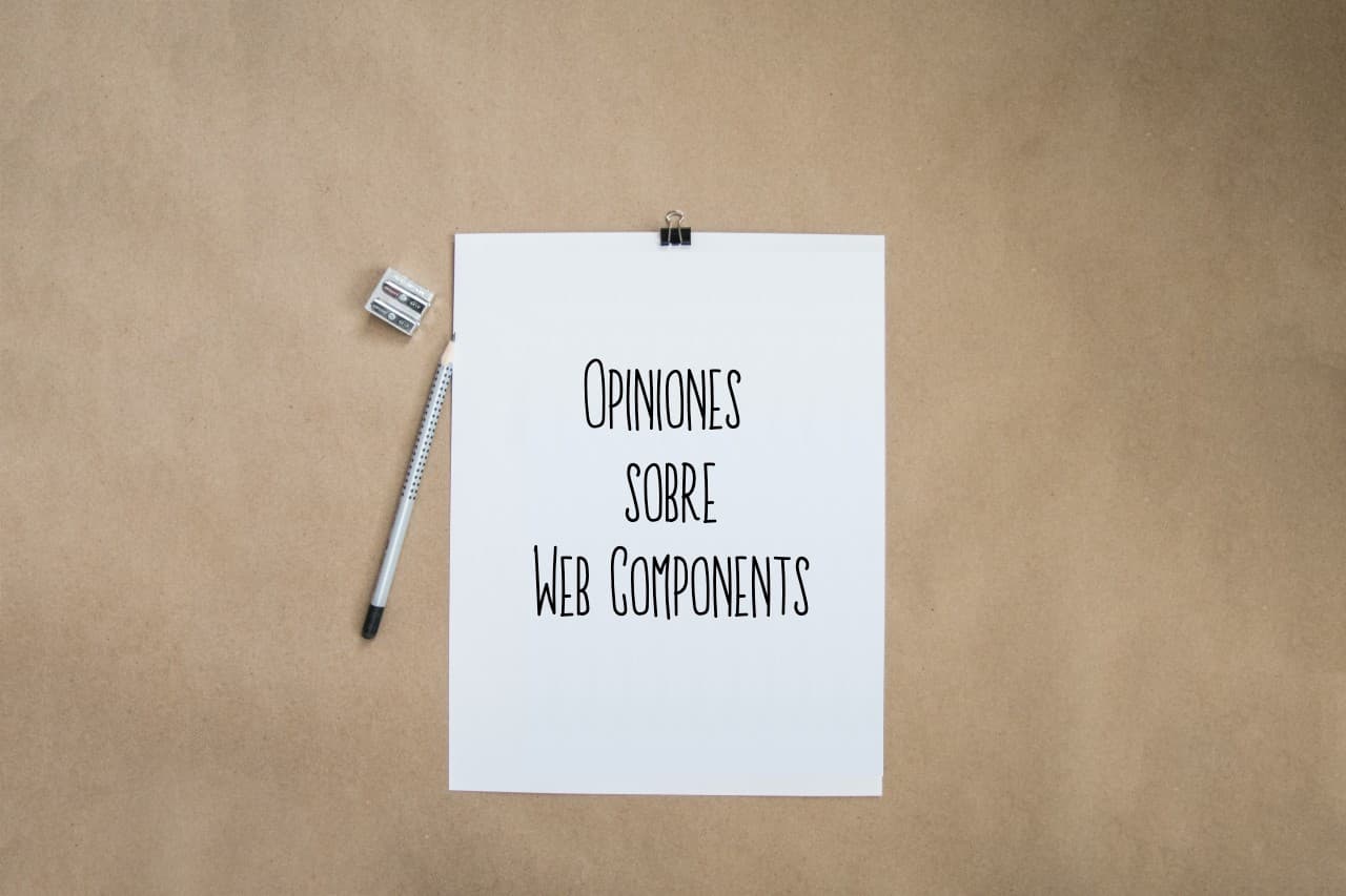 La frase "Opiniones sobre Web Components" escrita en una hoja junto a un lápiz y sacapuntas